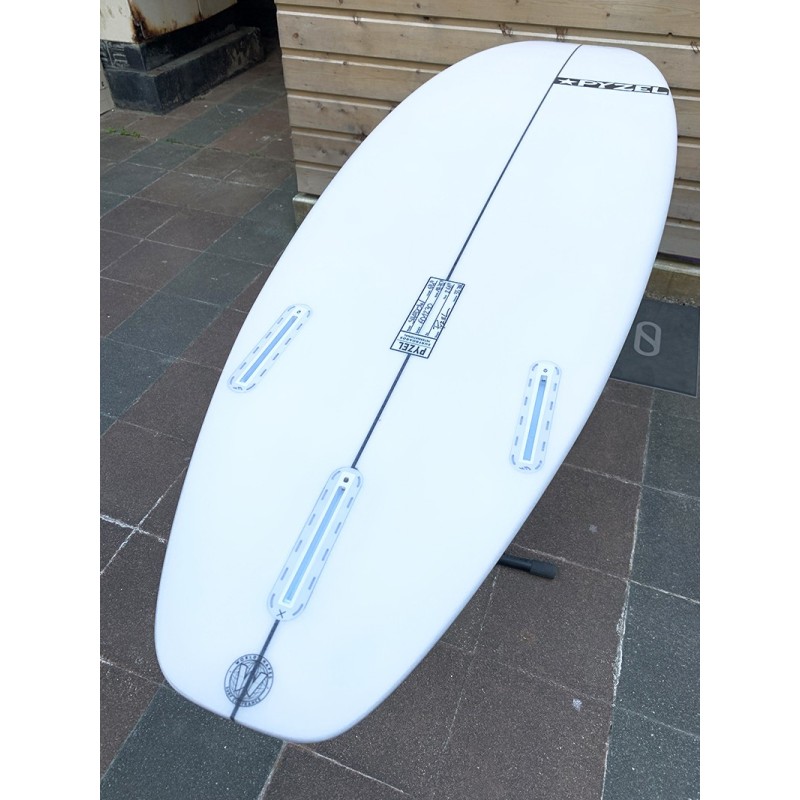 planche de surf pyzel shadow 6'4 futures