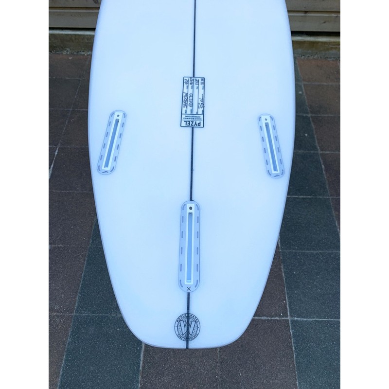 planche de surf pyzel shadow 6'4 futures