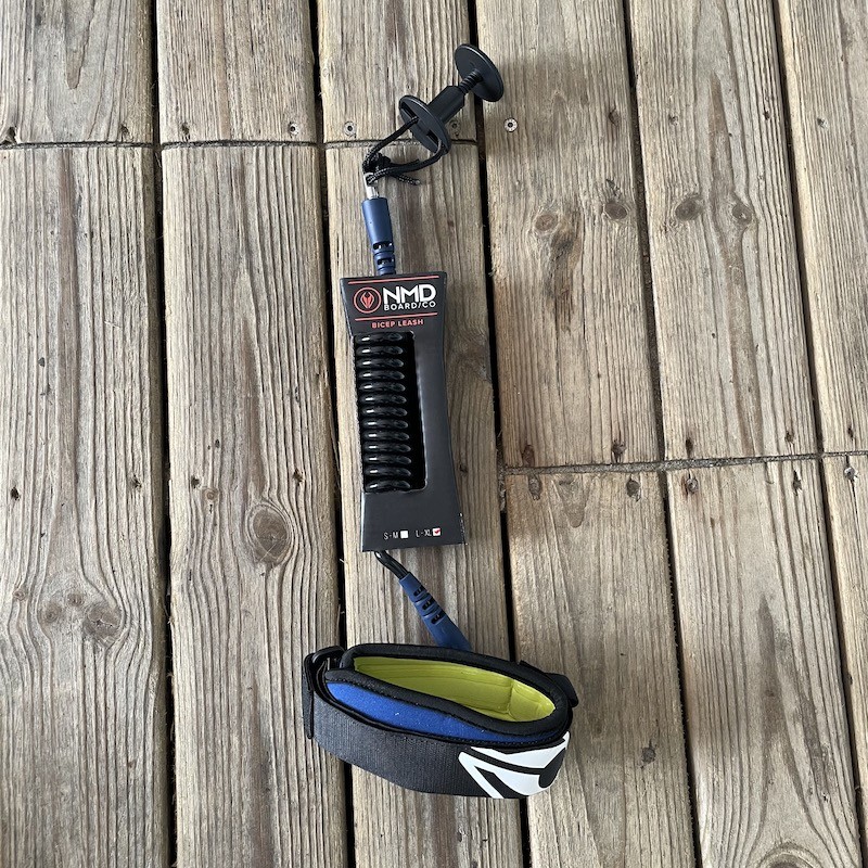 Leash Bodyboard NMD Pro Bicep – Black/Blue – Confort & fiabilité pro